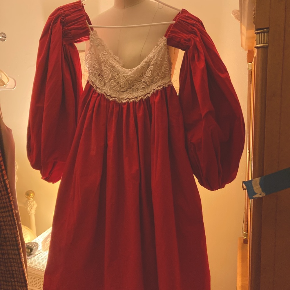 Red cotton with lace bodice. Pockets! Gorgeous